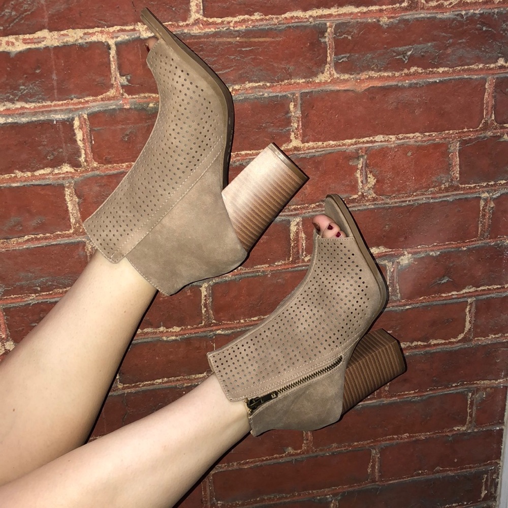 Heeled Peep Toe Booties👡